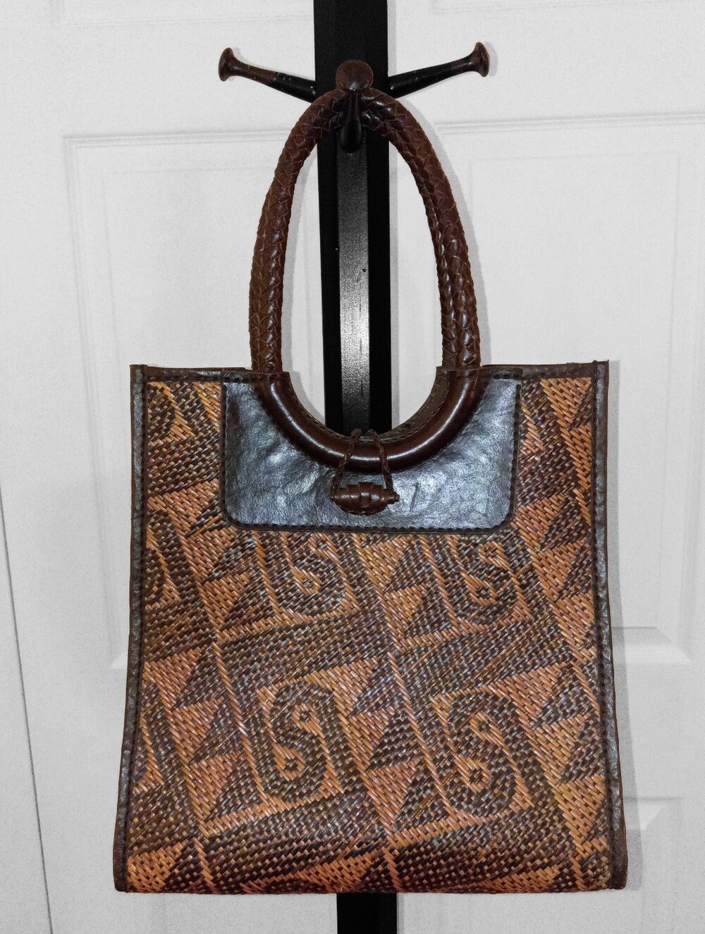 MIEN Hawaii Handmade Woven Rattan Leaf Tote Bag Leather Handles Toggle Closure